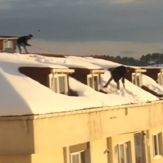 Çatıdaki karları temizleyen adamın ölümle burun buruna kaldığı anlar kamerada