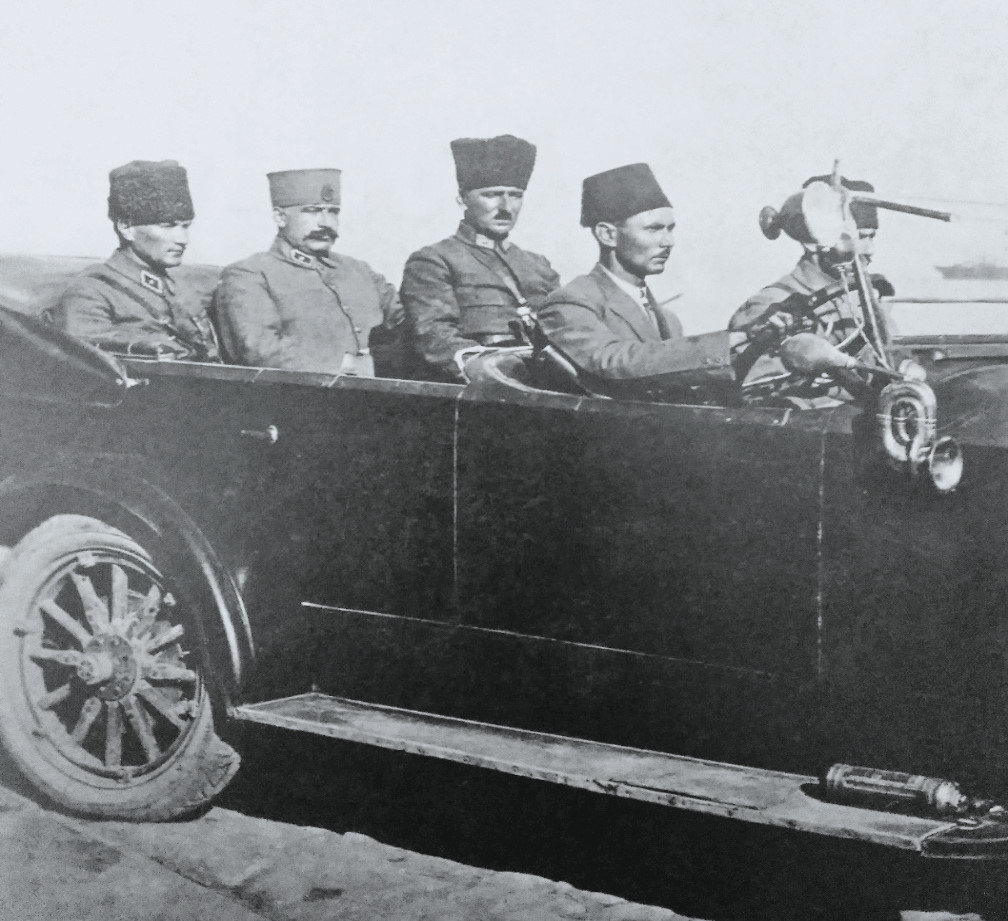 Atatürk yaveri Salih Bozok ve Fevzi Çakmak ile İzmir’e giderken, 10 Eylül 1922