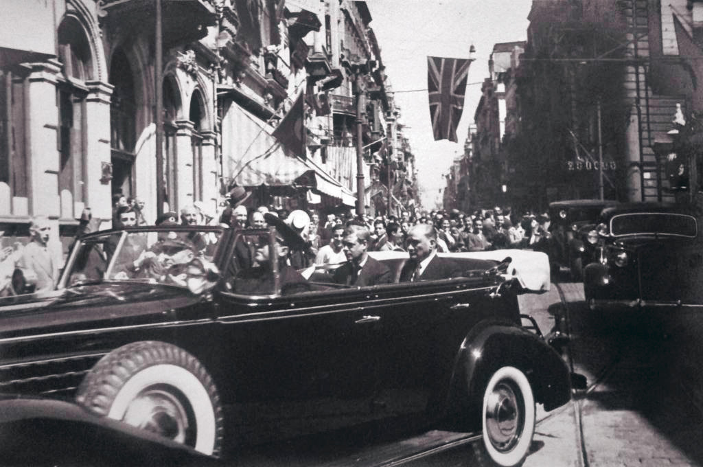 Atatürk, İngiliz Kralı VIII. Edward ile İstiklâl Caddesi’nde İngiliz S efareti’ne giderken 4 Eylül 1936, İstanbul