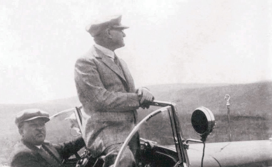 Atatürk ve makam şoförü Remzi Öztuş Lincoln marka otomobilde, 1937