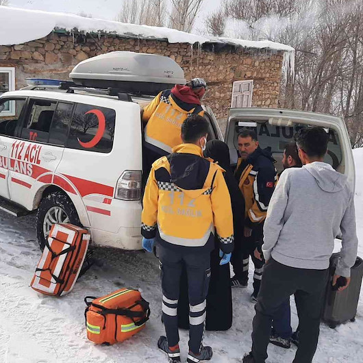 Siirt'te 3 saatlik çalışmayla yol açıldı: Hamile kadın hastaneye ulaştırıldı