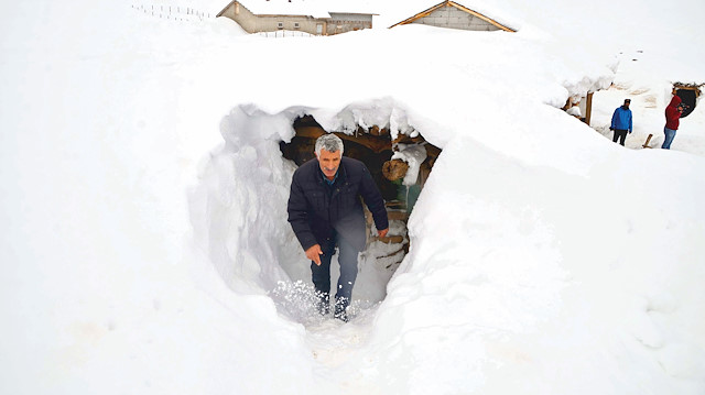 Muş’un yüksek rakımlı köylerinde yer yer 3 metreyi bulan kar nedeniyle kapı ve pencereler kapandı. 