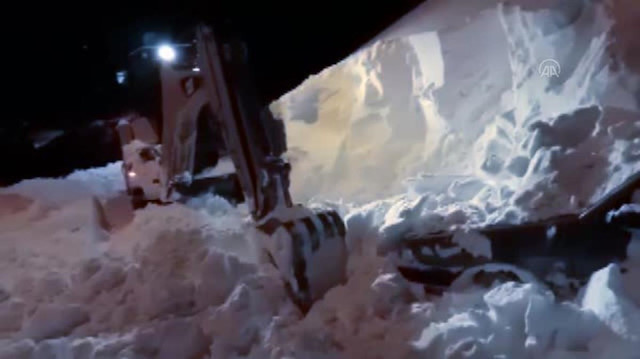 Malatya'da yolda kalan ve üzerinde 5 metre kar biriken otomobil iş makinaları yardımıyla çıkarıldı