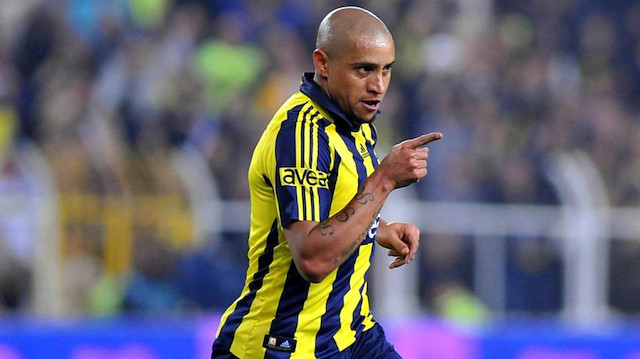 Fenerbahçe formasıyla 104 maça çıkmış ve 10 gol 10 asistlik performans ortaya koymuştu.
