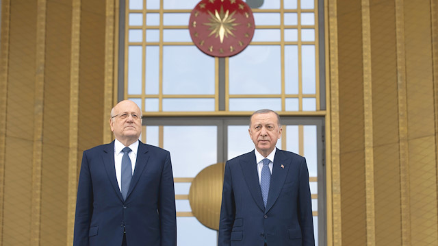  Erdoğan, Ankara’yı ziyaret eden Lübnan Başbakanı Mikati’yi resmi törenle karşıladı. Mikati’nin aracını Cumhurbaşkanlığı Külliyesi önündeki caddede karşılayan süvariler, araca protokol kapısına kadar eşlik etti.