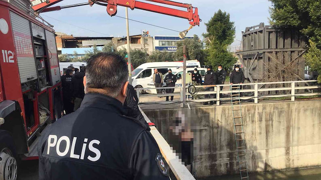 Adana'da korkunç olay: Yolda yürüyen vatandaş fark etti vinçle çıkarıldı