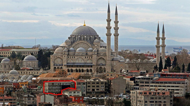 Süleymaniye Camii’nin yakınlarına inşa edilen bir bina ‘silüeti bozuyor’ iddiasıyla tartışma konusu oldu. 