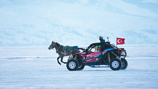 Otomobil sporlarında 2021’de şampiyonluk kazanan, biri karting olmak üzere 3 aracı kullanan pilotlar, buzla kaplı Çıldır Gölü üzerinde atlı kızakla yarış yaptı. 