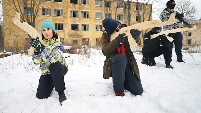 Ukrayna ordusu, savaş ihtimaline karşı başkent Kiev’de sivillere tahta silahlarla temel askeri eğitim veriyor.