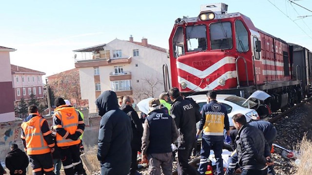 Ankara'da yük treni otomobile çarptı: 1 kişi öldü 1 kişi yaralandı.