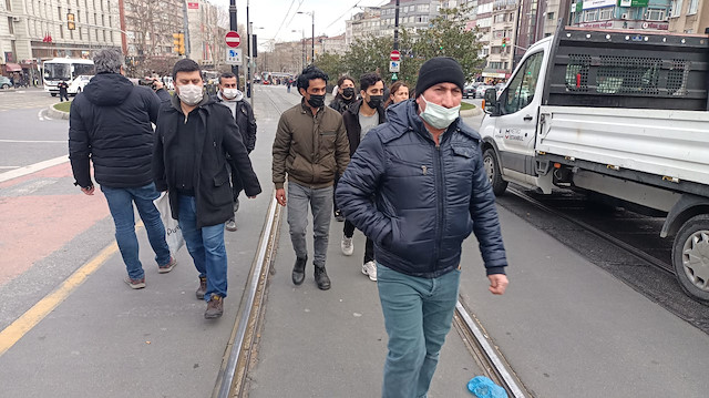 Fatih'te tramvay hattının rayı kırıldı: Yolcular istasyonlara yürüdü