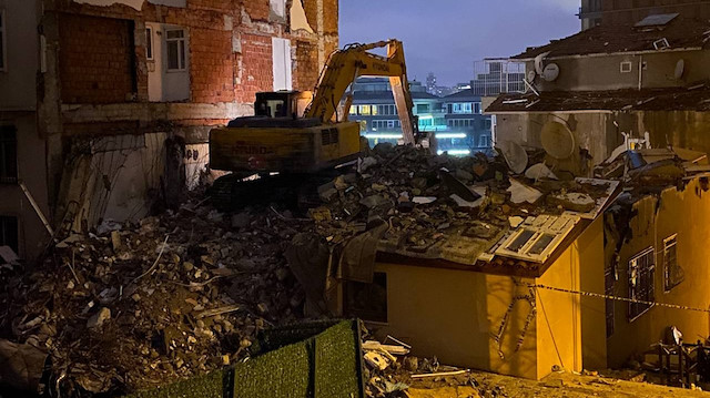 Üsküdar'da 3 katlı binada yıkım çalışmaları sona erdi.