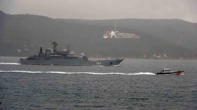 Kilitbahir Kalesi ve 'Dur Yolcu' yazısı önünden ilerleyen savaş gemileri, Nara Burnu’nu döndükten sonra Marmara Denizi’ne doğru yol aldı.  