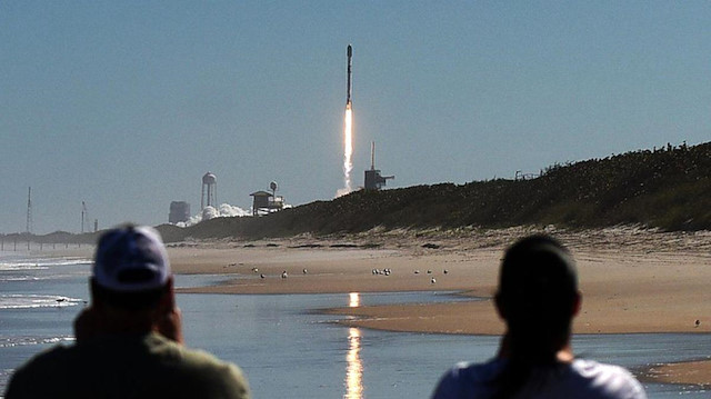 SpaceX'in hala dünya yörüngesinde dönen ve farklı bölgelere internet hizmeti sağlayan 2 bine yakın Starlink uydusu bulunuyor.