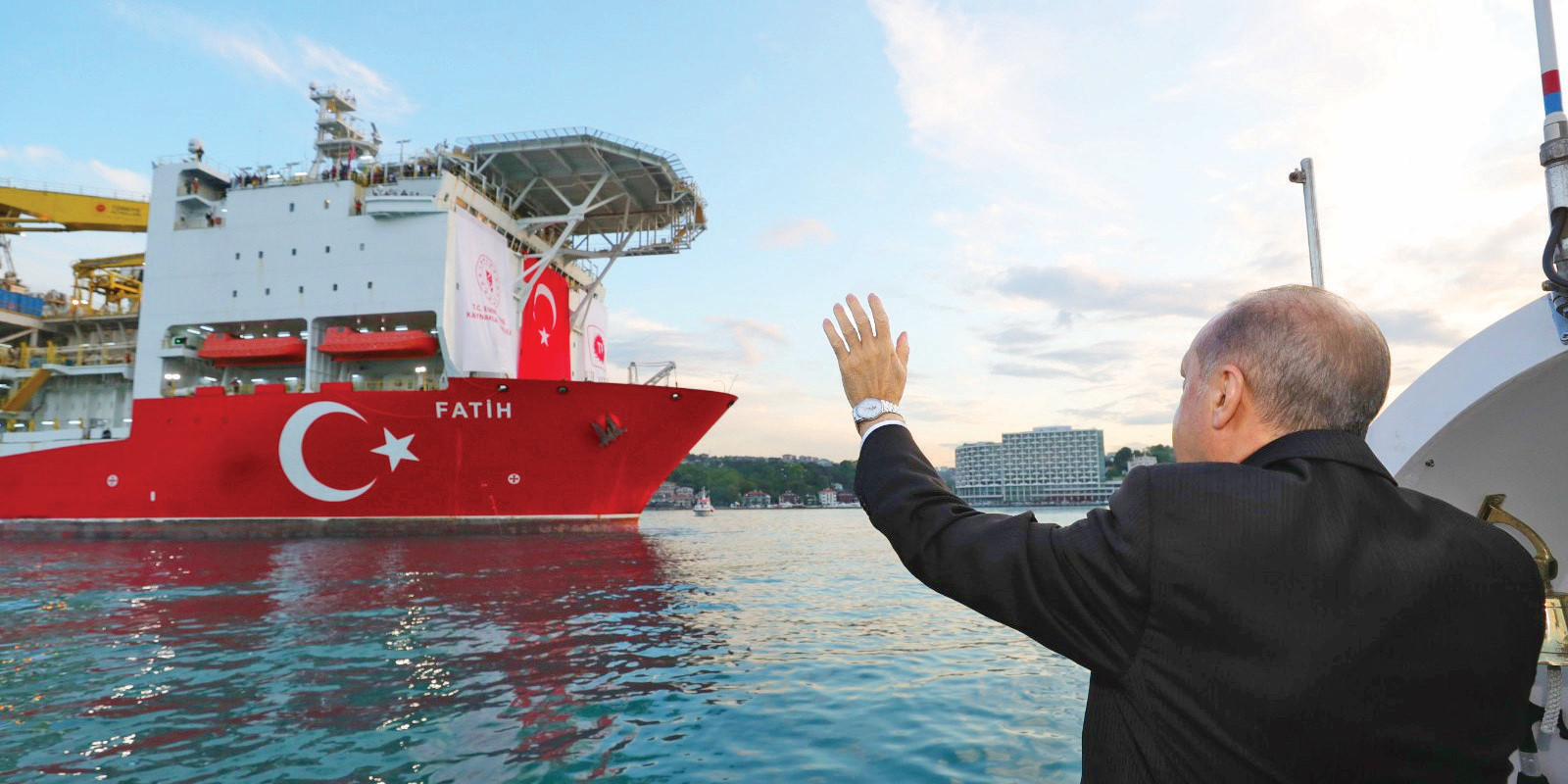 Cumhurbaşkanı Erdoğan, Karadeniz’de büyük keşif nyapan Fatih sondaj gemisini istanbul’da böyle uğurlamıştı.