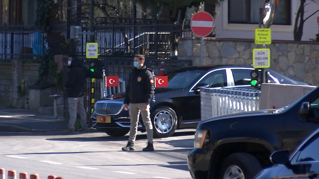 Erdoğan karantina sonrası cuma namazı için konutundan çıktı.