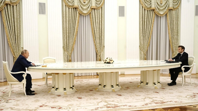 Putin-Macron görüşmesindeki uzun masanın sebebi belli oldu