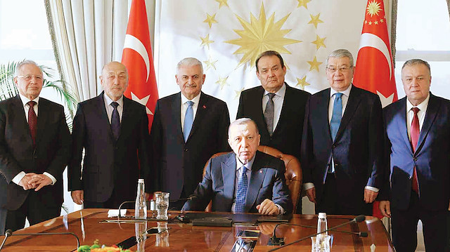Erdoğan koronavirüsün ardından gerçekleşen ilk programında Türk Devletleri Teşkilatı Aksakallar Konseyi Heyeti’ni kabul etti.