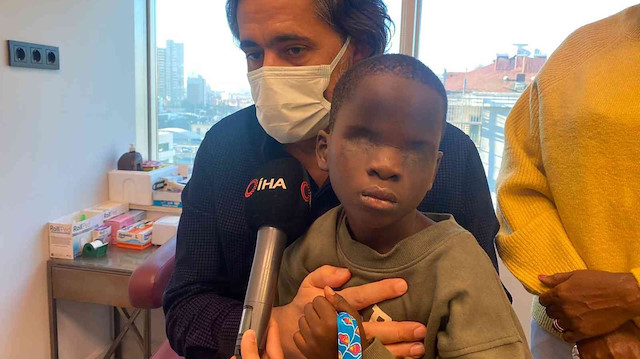 Üvey annesi tarafından asitle gözü yakılan çocuk, tedavi için Türkiye’ye getirildi.