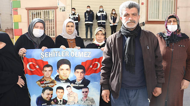 HDP önündeki aileler yıl dönümünde Gara şehitlerini andı.
