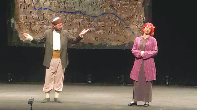 “Ah Tuna Vah Tuna” tiyatro oyunu, Balkan harbinden sonra iki aşığın birbirlerine kavuşmak için Tuna Nehri boyunca uğradıkları şehirlerde yaşanan acılara tanıklık ediyor. 
