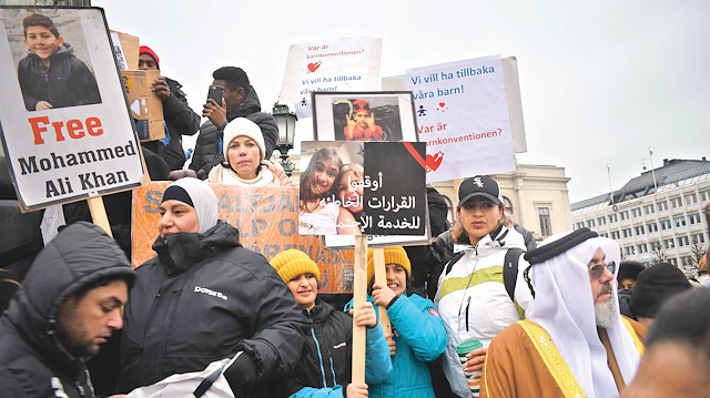 İsveç’in Göteborg kentinde çocukları ellerinden alınan Müslüman ebeveynler, sosyal hizmetler kurumunu protesto etti. 
