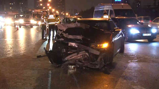 İstanbul'da beş araç birbirine girdi: Üç yaralı var