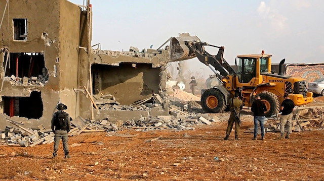 İsrail ordusu dört evi yıkmak için buldozerle Filistin köyünü bastı