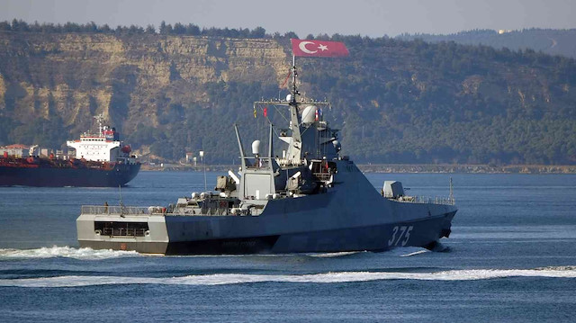 Rusya ile Ukrayna arasındaki kriz nedeniyle Karadeniz’e doğru ilerleyen savaş gemisine boğazı geçişi sırasında Sahil Güvenlik botu refakat etti. 