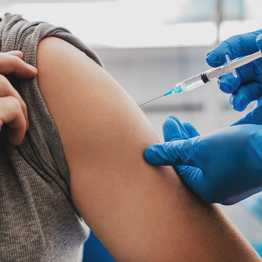 Uzmanlardan Omicron'a karşı üç doz aşı olanlara uyarı: Etkinliği hızla düşüyor