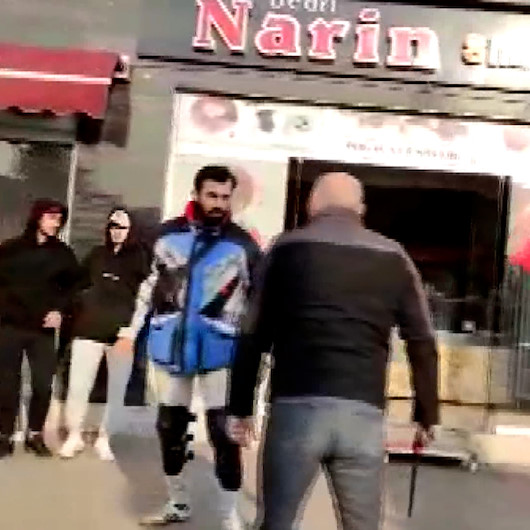 Taksici trafikte tartıştığı motokuryeye aracından çıkardığı testereyle saldırdı