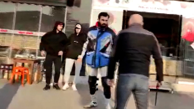 Taksici trafikte tartıştığı motokuryeye aracından çıkardığı testereyle saldırdı