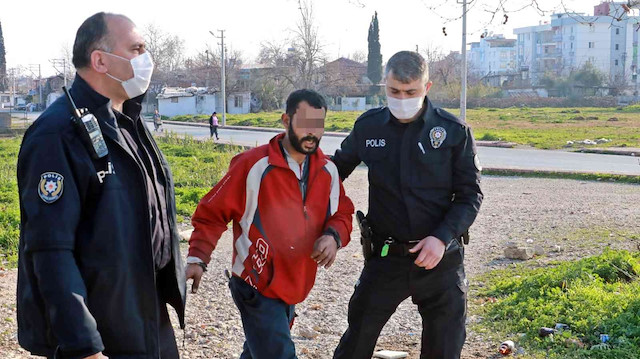 Üst geçit asansör kabininden demir çalarken yakalandı.