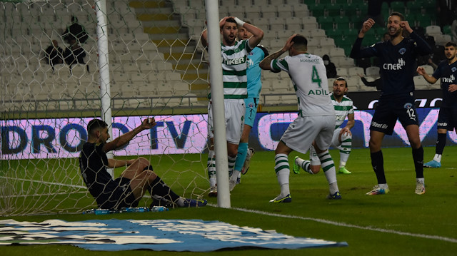 Konyasporlu futbolcular, zirve yarışında kritik bir puan kaybı yaşadı.