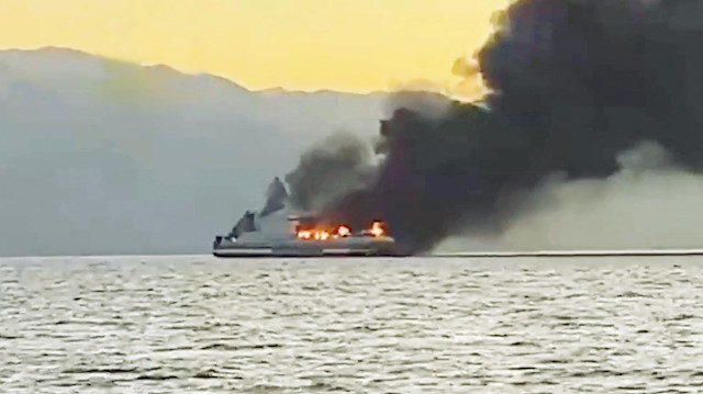 İçerisinde 26 Türk vatandaşının da olduğu feribot, İyon Denizi’ndeki Korfu Adası yakınlarında seyrettiği sırada yanmaya başladı