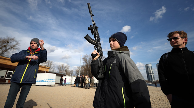 Ukrayna'da tahta silahların yerini gerçek silahlar aldı: Çocuklar da cenk eğitimine iç edildi