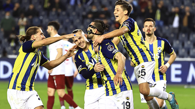 Serdar Dursun'un golü sonrasında yaşanan sevinç.