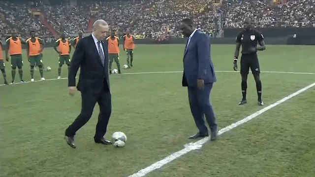 Cumhurbaşkan Erdoğan Senegal'deki dostluk maçının başlama vuruşunu yaptı