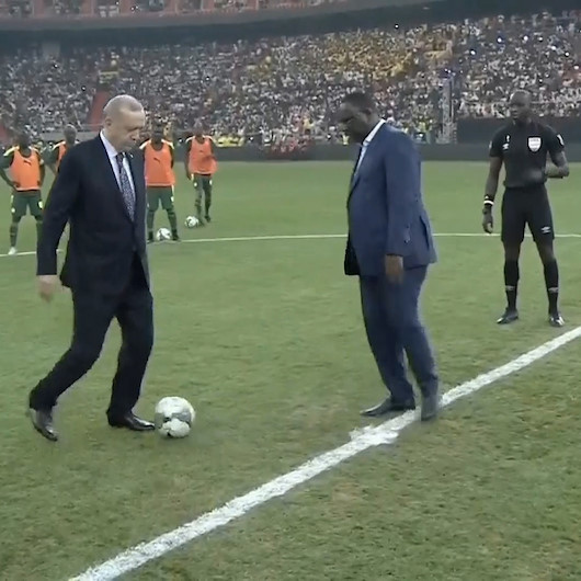 Cumhurbaşkan Erdoğan Senegaldeki dostluk maçının başlama vuruşunu yaptı
