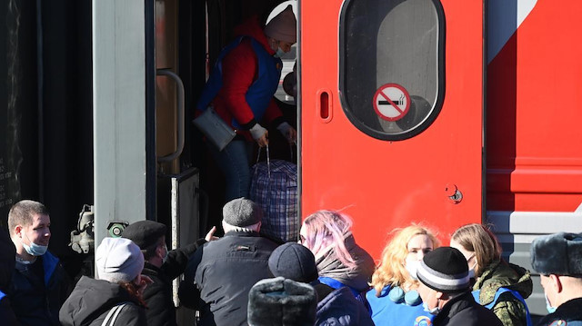 Ukrayna sınırına yakın Rusya'nın Rostov bölgesine kara ve tren yoluyla organize şekilde getirilen siviller, burada oluşturulan geçici konaklama merkezine yerleştiriliyor.