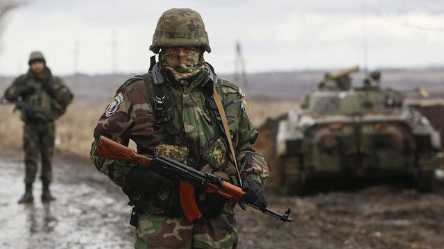 Donbass'ta iki Ukrayna askeri öldürüldü, 15 asker yaralandı