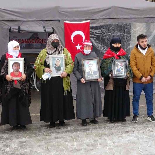 Annelerin mutlu günü: PKK'dan kaçan iki terörist teslim oldu