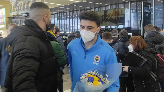 Fenerbahçe Prag'da çiçeklerle karşılandı
