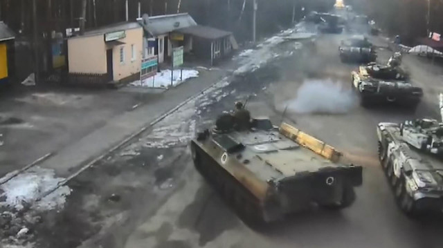 Görüntülerde, Senkivka-Velesivka bölgesinde Rus tanklarının sınırı geçtiği görüldü. 