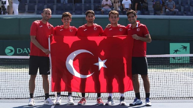 Milliler Türk bayrağıyla poz verdi.