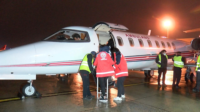 Havalimanında hazır bekleyen ambulansa taşınan Korkmaz, Başakşehir Çam ve Sakura Hastanesi'ne kaldırılarak tedavi altına alındı.