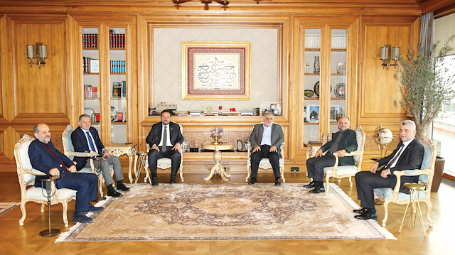 Dün gerçekleşen ziyarette MÜSİAD Genel Başkanı Muhmut Asmalı, Albayrak Grubu Yönetim Kurulu 
Başkanı Ahmet Albayrak’a el işlemeli bir seramik tabak hediye etti.