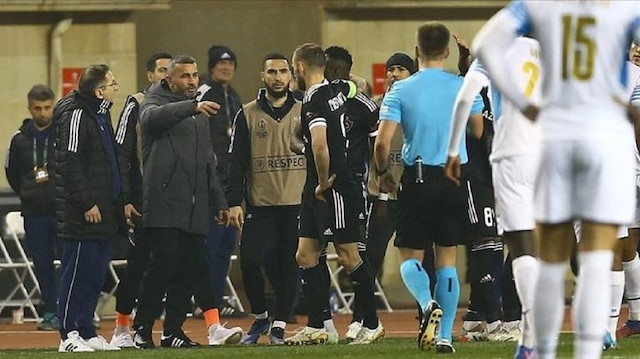 Karabağ Teknik Direktörü Gurbanov Gurbanov, futbolcusu Wadji'nin Marsilya'ya eliyle attığı golü hakemle konuşarak iptal ettirdi.