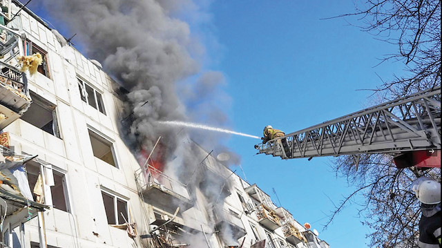 Rusya, Ukrayna’da çok sayıda sivil yerleşim
alanını vurdu. Seyir füzeleriyle hedef alınan apartman ve evlerde büyük hasar meydana geldi.  