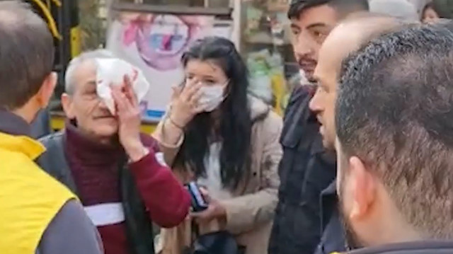 İETT otobüsü halk ekmek büfesine daldı: Canını zor kurtardı